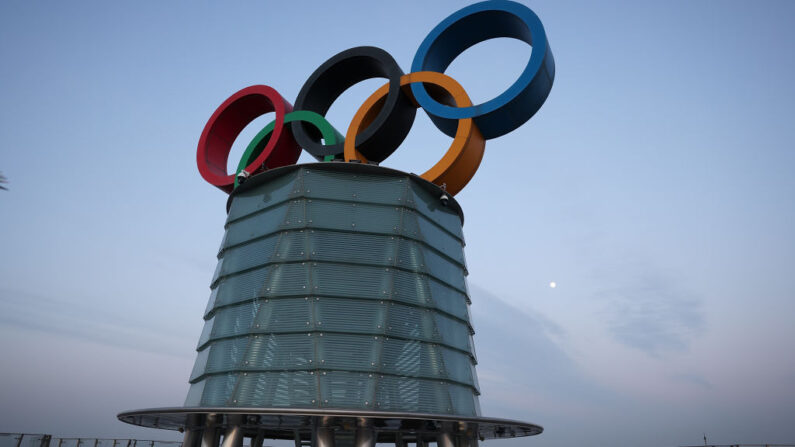 Los visitantes posan para fotografiarse con los anillos olímpicos en la Torre Olímpica de Beijing el 16 de enero de 2022 en Beijing, China.(Lintao Zhang/Getty Images)