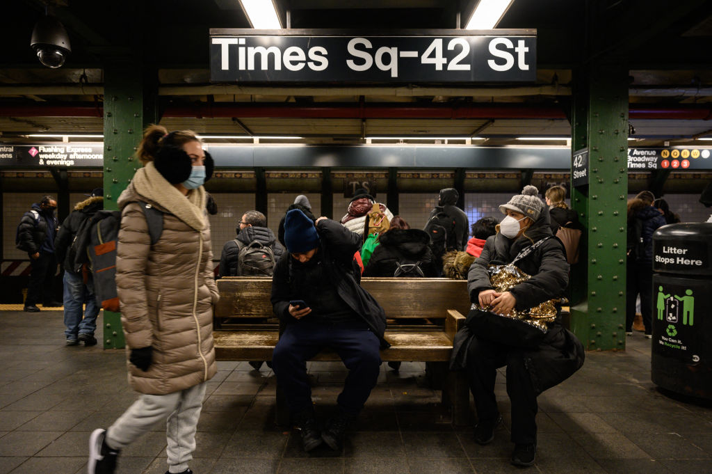 Teniente da consejos de seguridad para el metro luego que mujer muriera tran ser empujada frente a tren