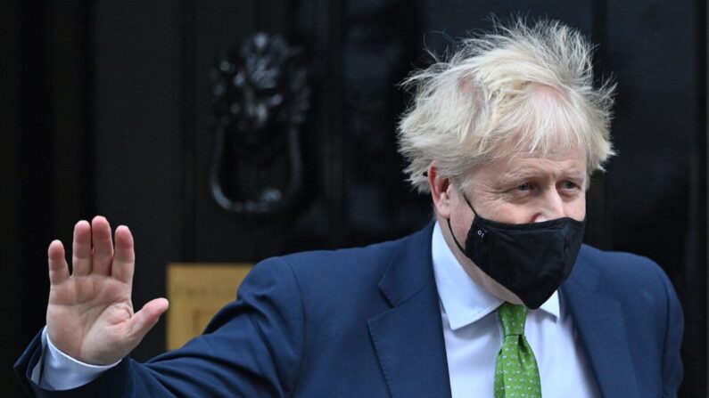El primer ministro británico, Boris Johnson, saluda mientras sale del número 10 de Downing Street para participar en la sesión semanal de preguntas al primer ministro en la Cámara de los Comunes, en el centro de Londres, el 19 de enero de 2022. (Justin Tallis/AFP vía Getty Images)