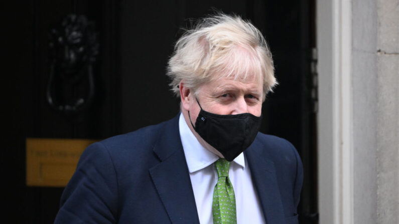 El primer ministro Boris Johnson sale del número 10 de Downing Street el 19 de enero de 2022 en Londres, Inglaterra. (Leon Neal/Getty Images)