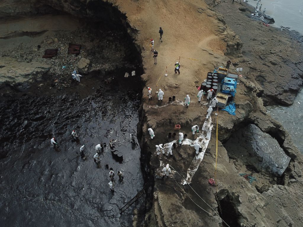 Petrolera Repsol retira 2384 metros cúbicos de arena afectada por el derrame de crudo en Perú