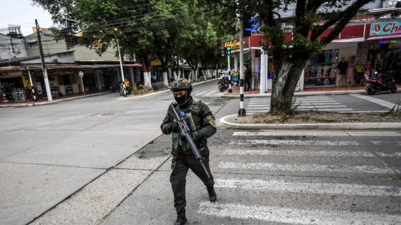 Un miembro de la policía nacional de Colombia patrulla las calles de Savarena, Arauca, Colombia, cerca de la frontera con Venezuela el 23 de enero de 2022. (JUAN BARRETO/AFP vía Getty Images)
