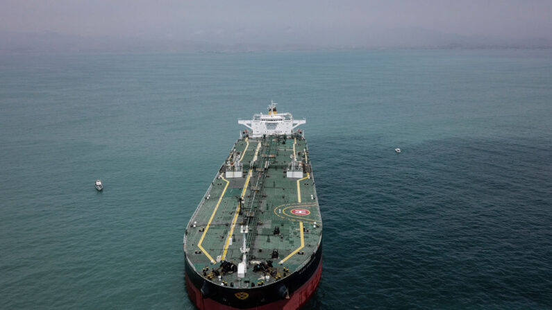 Vista aérea del buque italiano de carga de petróleo, Mare Doricum, que causó el derrame de petróleo mientras descargaba en la refinería de la empresa española Repsol en Lima, el 24 de enero de 2022. (ERNESTO BENAVIDES/AFP vía Getty Images)
