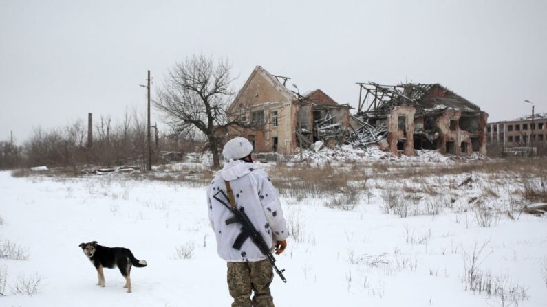 Un soldado de las Fuerzas Militares de Ucrania camina en la aldea de Peski, en la región de Donetsk, cerca de la línea del frente con los separatistas apoyados por Rusia, el 25 de enero de 2022. (ANATOLII STEPANOV/AFP vía Getty Images)