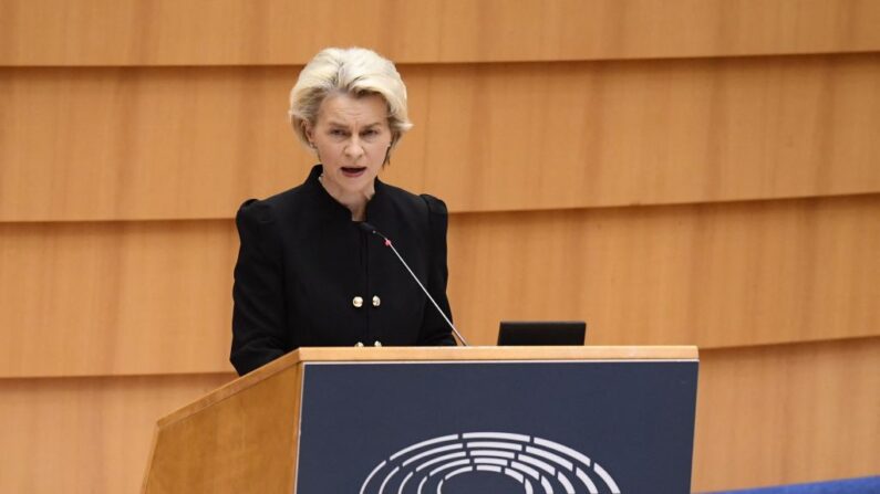 La presidenta de la Comisión Europea, Ursula von der Leyen, en el Parlamento de la UE en Bruselas el 27 de enero de 2022. (JOHN THYS/AFP vía Getty Images)