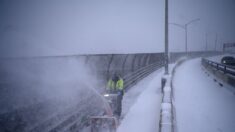 Cancelan miles de vuelos por tormenta de nieve que azota noreste de EE.UU.