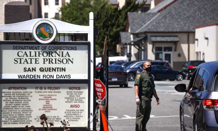 Un funcionario del Departamento de Correcciones y Rehabilitación de California monta guardia en la puerta principal de la prisión estatal de San Quentin en San Quentin (California) el 29 de junio de 2020. (Justin Sullivan/Getty Images)