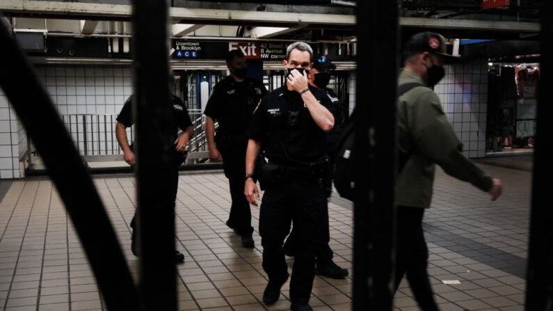 Agentes de policía patrullan una estación de metro en Manhattan el 17 de mayo de 2021 en la ciudad de Nueva York. (Spencer Platt/Getty Images)