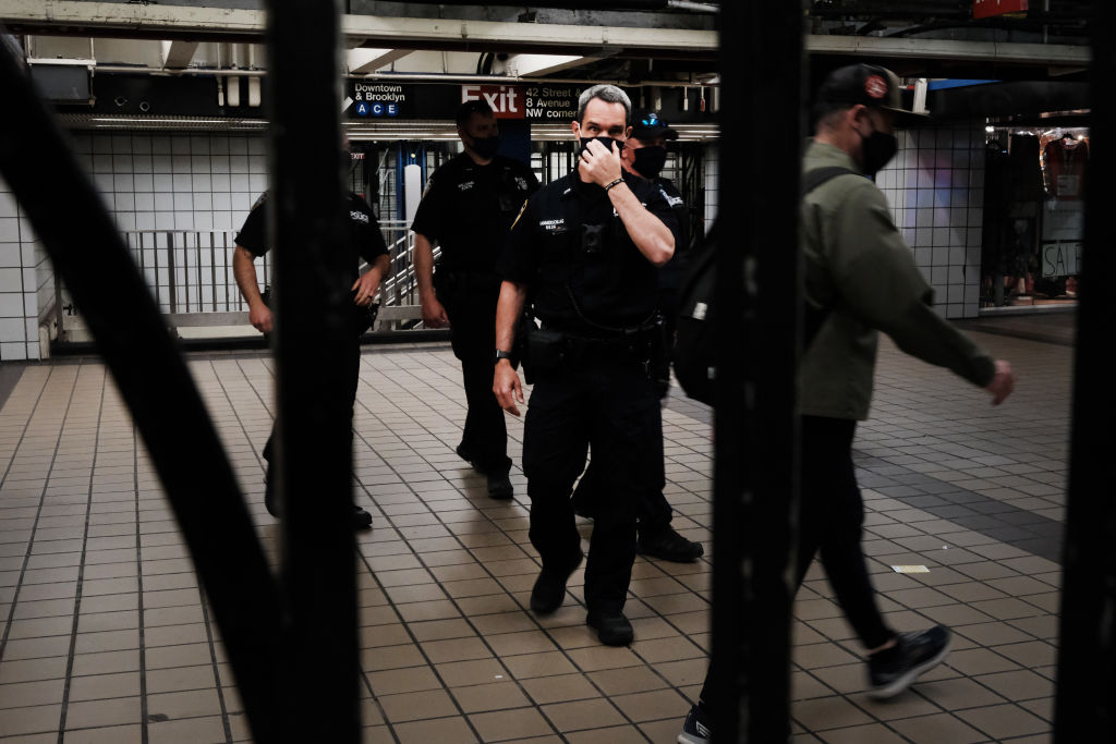 Mujer muere tras ser empujada a las vías del metro en Times Square