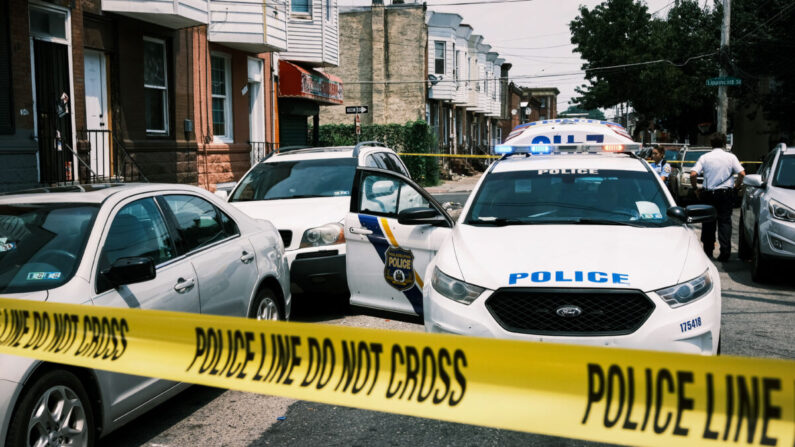 La cinta policial bloquea una calle donde una persona recibió un disparo recientemente en un suceso relacionado con drogas en Kensington en Filadelfia, Pensilvania, el 19 de julio de 2021. (Spencer Platt/Getty Images)