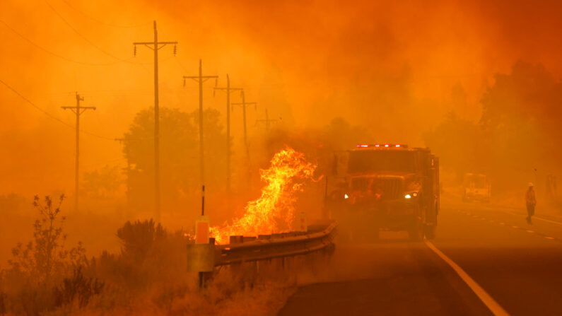 El incendio Dixie arde a lo largo de la carretera 395 mientras avanza por la zona el 17 de agosto de 2021 cerca de Milford, California. (Justin Sullivan/Getty Images)