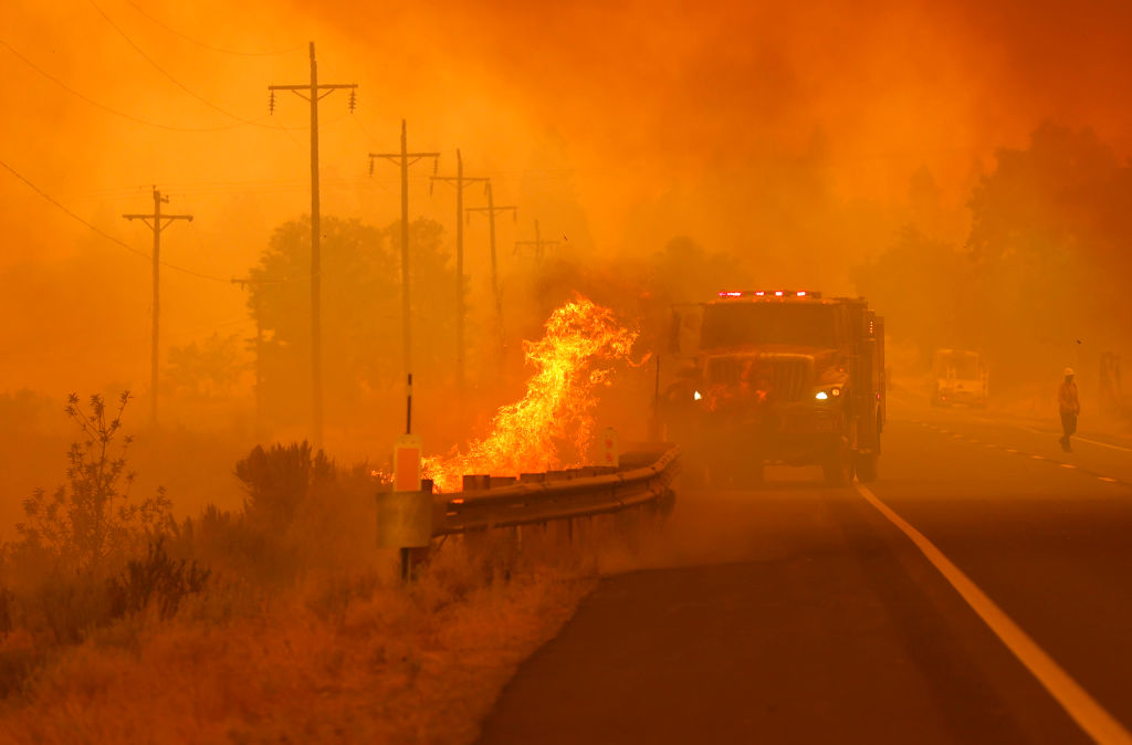 Empieza a contenerse el incendio que quema icónica carretera de California