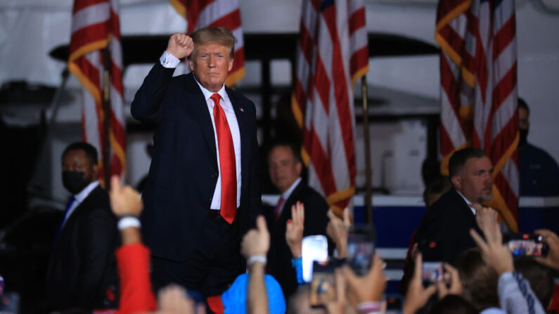 El expresidente de los Estados Unidos, Donald Trump, levanta el puño mientras termina de dirigirse a un mitin "Save America" en York Family Farms el 21 de agosto de 2021 en Cullman, Alabama. (Chip Somodevilla/Getty Images)