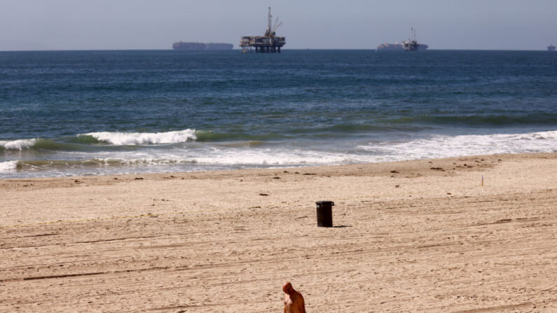 Una persona camina por una playa de Huntington Beach casi vacía el 9 de octubre de 2021 en Huntington Beach, California. (Mario Tama/Getty Images)