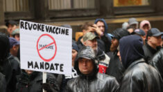 Gran parte de la orden de vacunación de Biden entra en vigor pese a proceso en la Corte Suprema