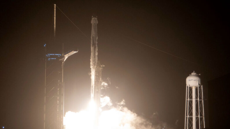 El cohete Falcon 9 de SpaceX con la nave espacial Crew Dragon despega con cuatro astronautas a bordo desde la plataforma de lanzamiento 39A en el Centro Espacial Kennedy el 10 de noviembre de 2021 en Cabo Cañaveral, Florida. (Joe Raedle/Getty Images)