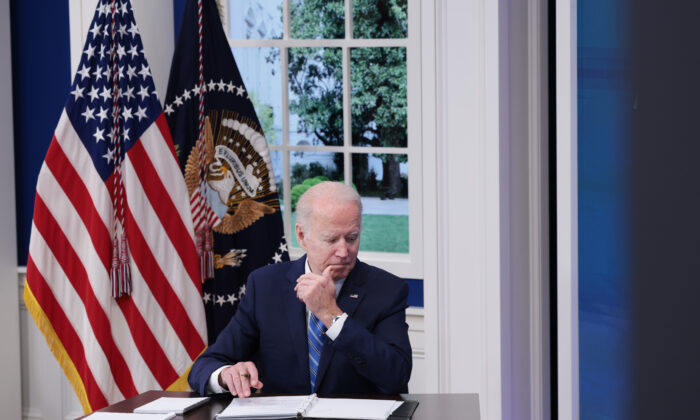 El presidente de Estados Unidos, Joe Biden, escucha durante una videollamada con el equipo de Respuesta COVID-19 de la Casa Blanca y la Asociación Nacional de Gobernadores en el Auditorio South Court del Edificio de la Oficina Ejecutiva Eisenhower en Washington el 27 de diciembre de 2021. (Anna Moneymaker/Getty Images)