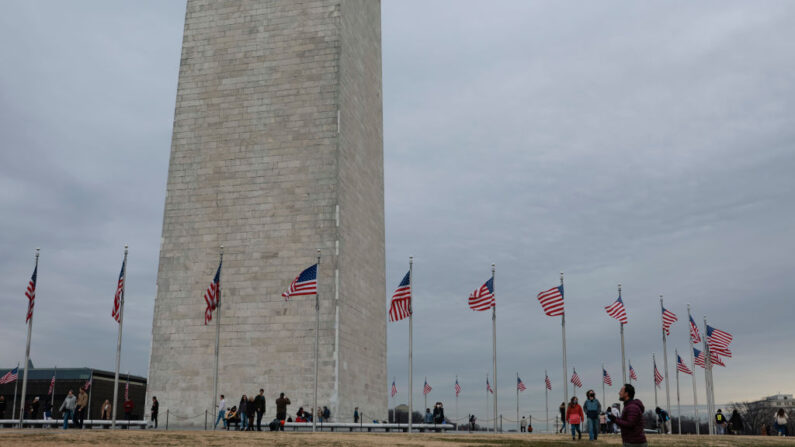 La gente visita el Monumento a Washington en el National Mall el 29 de diciembre de 2021 en Washington, DC. (Anna Moneymaker/Getty Images)