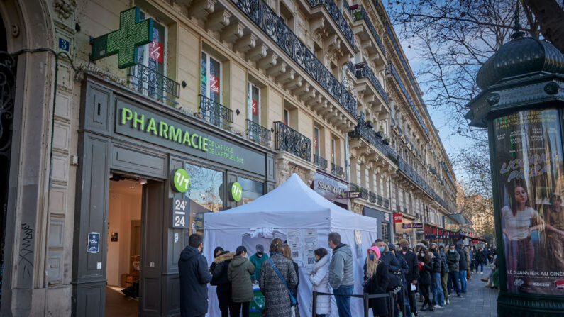 Largas filas reciben a los parisinos mientras hacen fila para someterse a la prueba del COVID-19 el día de Año Nuevo en una farmacia de la Place de la Republique el 1 de enero de 2022 en París, Francia. (Kiran Ridley/Getty Images)