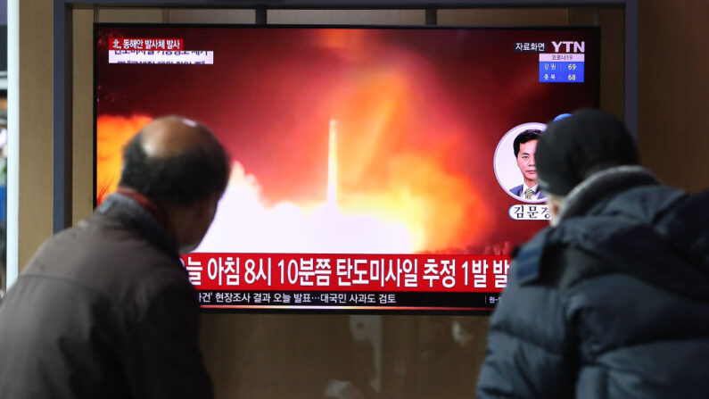 La gente mira un televisor, en la estación de tren de Seúl, donde se observa una imagen de archivo del lanzamiento de un misil de Corea del Norte, el 5 de enero de 2022, en Seúl, Corea del Sur. (Chung Sung-Jun/Getty Images)