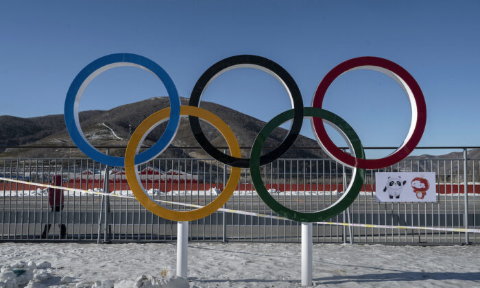 Los Anillos Olímpicos dentro de una de las Villas de los Atletas para los Juegos Olímpicos de Invierno de Beijing 2022, en la provincia de Hebei, al norte de China, el 3 de enero de 2022. (Kevin Frayer/Getty Images)
