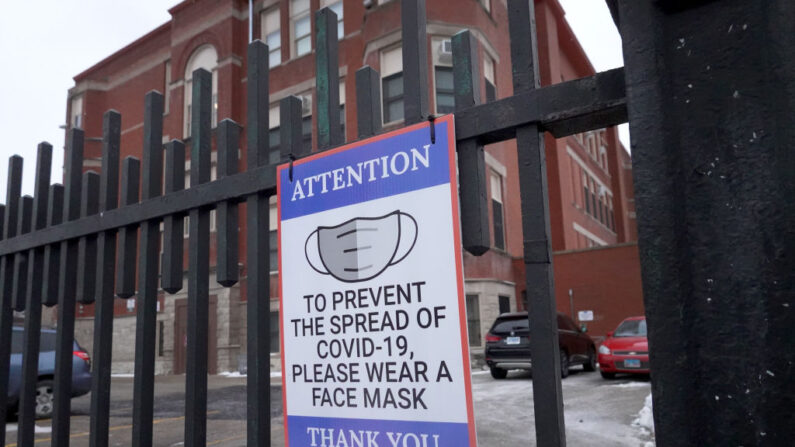 Un cartel en la valla fuera de la escuela primaria Lowell pide a los estudiantes, el personal y los visitantes a usar una mascarilla para evitar la propagación de COVID-19 el 05 de enero de 2022 en Chicago, Illinois. (Scott Olson/Getty Images)
