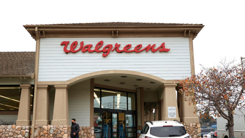 Una vista exterior de una tienda Walgreens el 06 de enero de 2022 en Mill Valley, California. (Justin Sullivan/Getty Images)