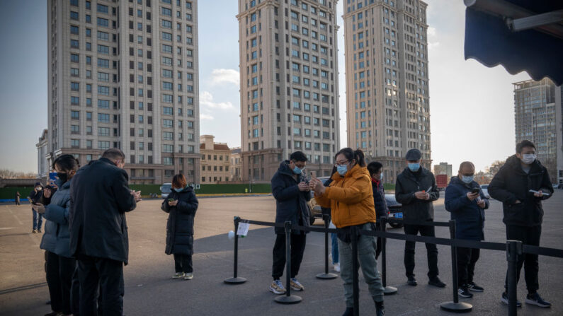 La gente hace fila para someterse a una prueba PCR el 10 de enero de 2022 en Beijing, China. (Andrea Verdelli/Getty Images)