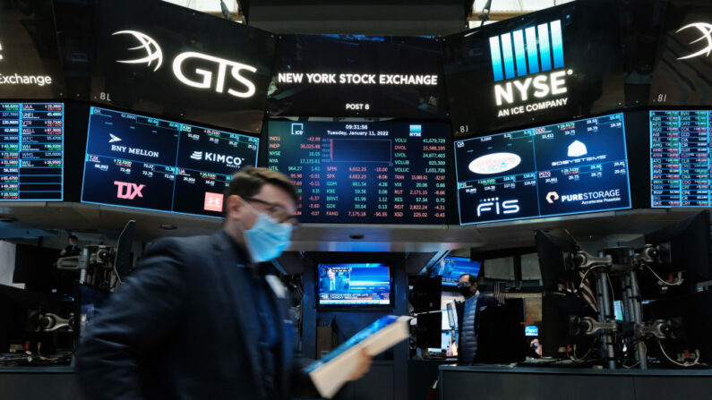 Los operadores trabajan en el parqué de la Bolsa de Nueva York (NYSE) el 11 de enero de 2022 en la ciudad de Nueva York. (Spencer Platt/Getty Images)