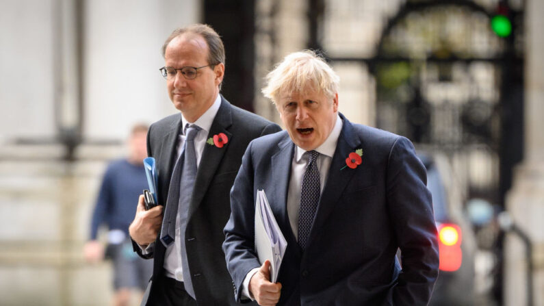 El primer ministro británico, Boris Johnson (D), acompañado de su secretario privado principal, Martin Reynolds (I), regresan al número 10 de Downing Street tras la reunión semanal del gabinete en el Ministerio de Asuntos Exteriores el 10 de noviembre de 2020 en Londres, Inglaterra. (Leon Neal/Getty Images)