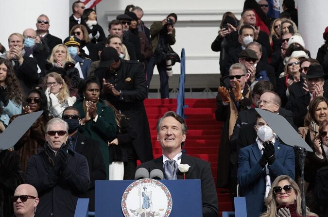 El gobernador de Virginia, Glenn Youngkin, pronuncia el discurso de investidura tras jurar como el 74º gobernador de Virginia en las escaleras del Capitolio del Estado en Richmond, Virginia, el 15 de enero de 2022. (Anna Moneymaker/Getty Images)
