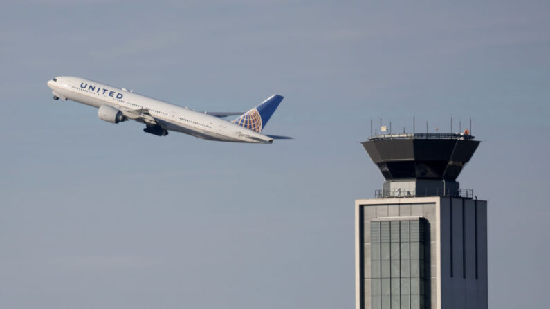 Un avión despega del Aeropuerto Internacional O'Hare el 18 de enero de 2022 en Chicago, Illinois. (Scott Olson/Getty Images)
