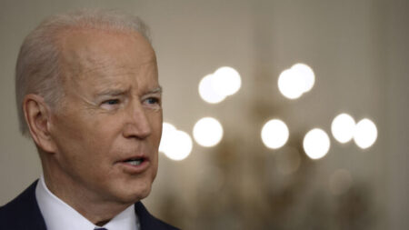 Biden dice que los aranceles a los productos chinos seguirán vigentes por ahora