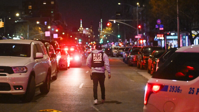 Agentes de policía cierran la escena después de que dos agentes de la policía de Nueva York 
recibieran disparos en Harlem el 21 de enero de 2022 en la ciudad de Nueva York. Uno de los agentes murió y el otro permanece en estado crítico (Alexi Rosenfeld/Getty Images)