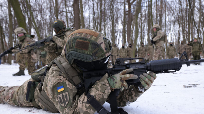 Unos reclutas civiles de una unidad de Defensa Territorial de Kiev entrenan en un bosque el 22 de enero de 2022 en Kiev, Ucrania. (Sean Gallup/Getty Images)