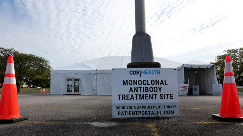 Un sitio de tratamiento monoclonal ubicado en una carpa está cerrado para los pacientes en el Miami Dade College North Campus el 25 de enero de 2022 en Miami, Florida. (Joe Raedle/Getty Images)