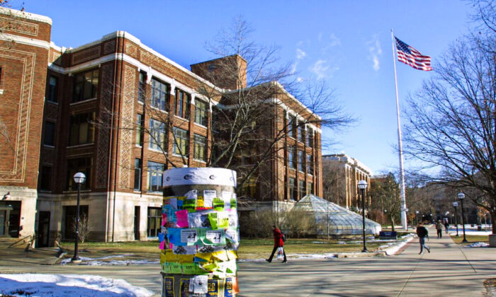 Unos estudiantes caminan por el campus de la Universidad de Michigan en Ann Arbor (Michigan) el 17 de enero de 2003. (Bill Pugliano/Getty Images)