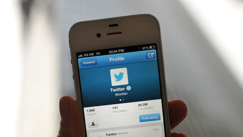 El logotipo de Twitter se muestra en un dispositivo móvil cuando la compañía anunció su oferta pública inicial y su debut en la Bolsa de Valores de Nueva York el 7 de noviembre de 2013 en Londres, Inglaterra. (Bethany Clarke / Getty Images)