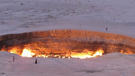 El presidente de Turkmenistán ordena cerrar la «Puerta al infierno», que arde desde hace 50 años