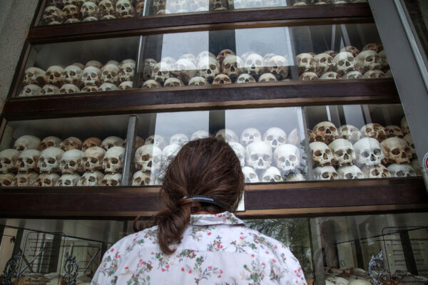 El comunismo siempre ha propiciado asesinatos en masa. Un visitante en la estupa conmemorativa de los campos de exterminio de Choeung Ek, con miles de cráneos de los asesinados durante el régimen de Pol Pot, en Phnom Penh, Camboya. (Omar Havana/Getty Images)