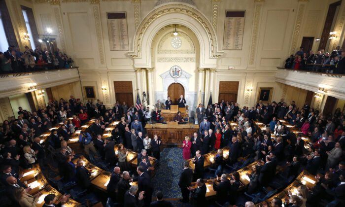 El exgobernador de Nueva Jersey, Chris Christie, pronuncia el discurso sobre el estado en la Asamblea de la Legislatura estatal el 14 de enero de 2014 en Trenton, Nueva Jersey. (Foto de Jeff Zelevansky/Getty Images)