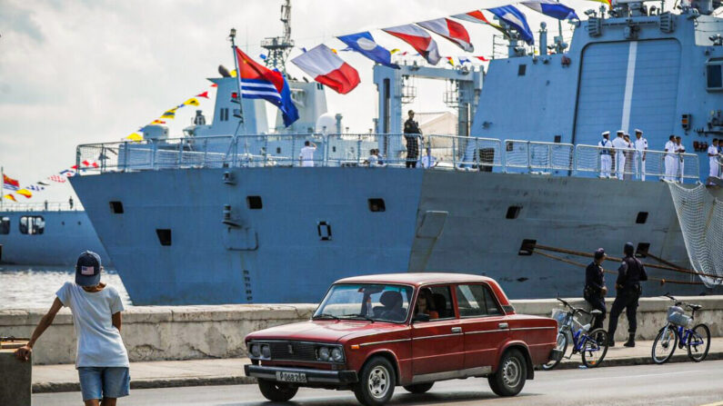 El buque de la Armada china Tipo 054A fragata 548 Yiyang atraca en el puerto de La Habana, Cuba, el 10 de noviembre de 2015. (Yamil Lage/AFP vía Getty Images)
AFP PHOTO/YAMIL LAGE        (Photo credit should read YAMIL LAGE/AFP via Getty Images)