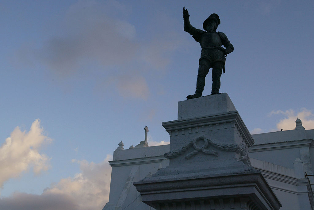 Derriban estatua de Ponce de León ante visita del rey Felipe VI a Puerto Rico