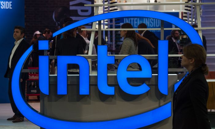 Un logotipo del gigante estadounidense de semiconductores Intel se exhibe en la feria de negocios digitales CEBIT en Hannover, Alemania central, el 15 de marzo de 2016. (John Macdougall/AFP/Getty Images)