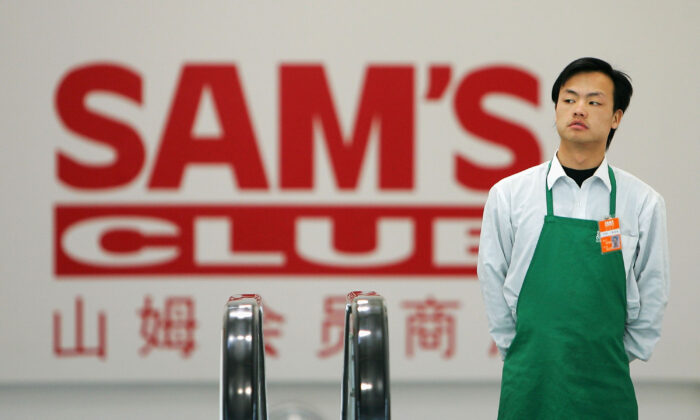 Un trabajador sube por una escalera mecánica en Sam's Club, la primera sucursal de una tienda propiedad de Wal-Mart en Beijing (China) el 9 de diciembre de 2004. (Cancan Chu/Getty Images)