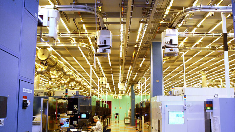 Trabajadores de IBM trabajan en ordenadores en una planta de fabricación de chips de 12 pulgadas de IBM el 20 de julio de 2004 en Fishkill, Nueva York. (Mario Tama/Getty Images)