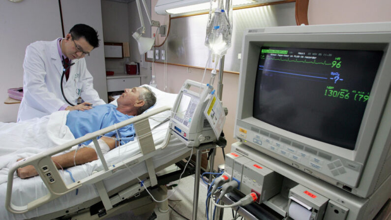 El cardiólogo, Wattanaphol Phipatananunth, revisa a un paciente noruego en la sala de cardiología del Hospital Internacional Bumrungrad, en Bangkok, el 22 de noviembre de 2005. (SAEED KHAN/AFP a través de Getty Images)