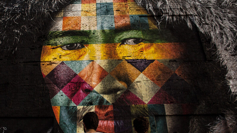 La gente camina frente a una sección de un mural que representa un rostro indígena creado por el artista brasileño Eduardo Kobra a lo largo del Bulevar Olímpico el 9 de agosto de 2016 en Río de Janeiro, Brasil. (Foto de Chris McGrath/Getty Images)