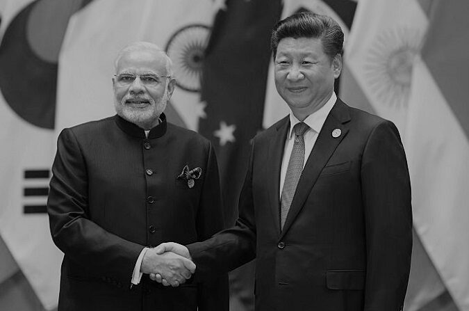 El primer ministro de la India, Narendra Modi, estrecha la mano del presidente de China, Xi Jinping (D), antes de la foto de familia de los líderes del G20 en Hangzhou, el 4 de septiembre de 2016. (GREG BAKER/AFP vía Getty Images)