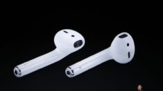 CBP incauta cargamento con 50,000 AirPods y 920 consolas de Nintendo falsas procedentes de China